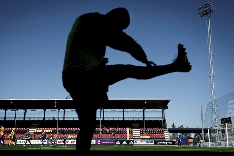 Hang loat cau thu Lao, Campuchia bi cam thi dau suot doi hinh anh