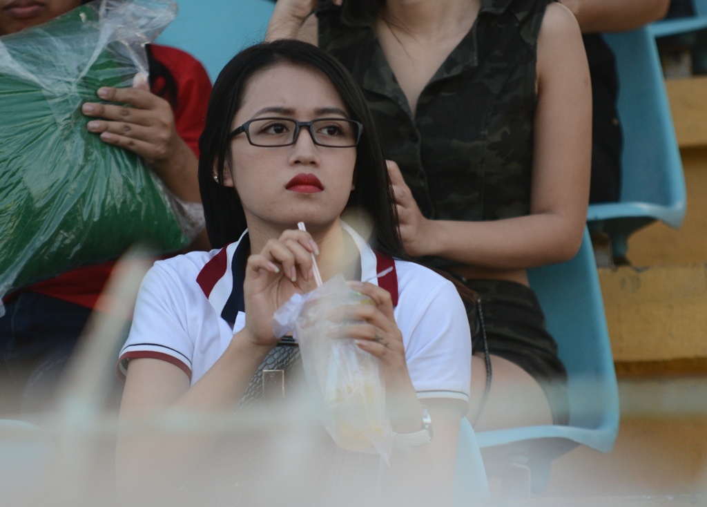 Fan nữ vây HAGL chiều 24/2 ảnh 2 Fan nu vay HAGL chieu 24/2 anh 2