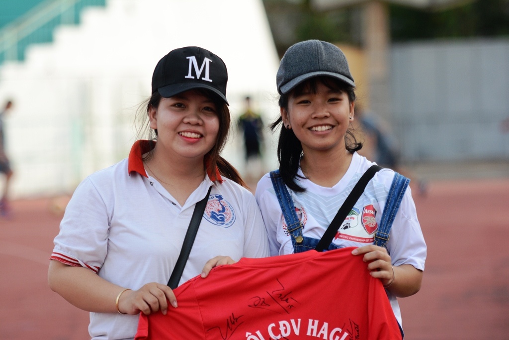 Fan nữ vây HAGL chiều 24/2 ảnh 3 Fan nu vay HAGL chieu 24/2 anh 3