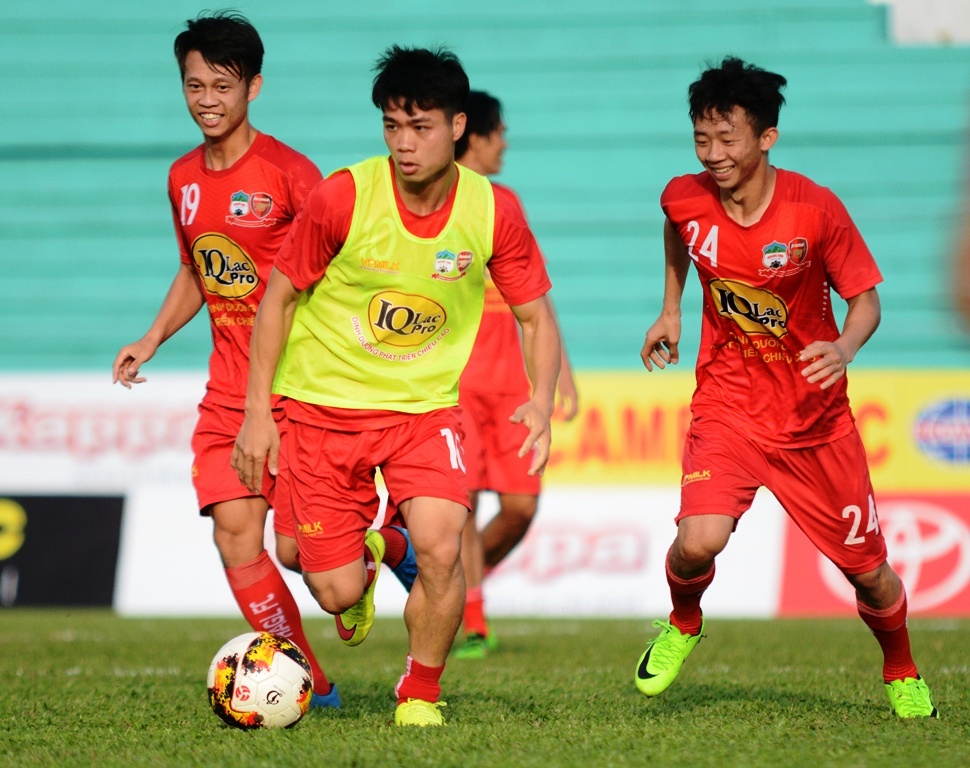 Fan nữ vây HAGL chiều 24/2 ảnh 1 Fan nu vay HAGL chieu 24/2 anh 1