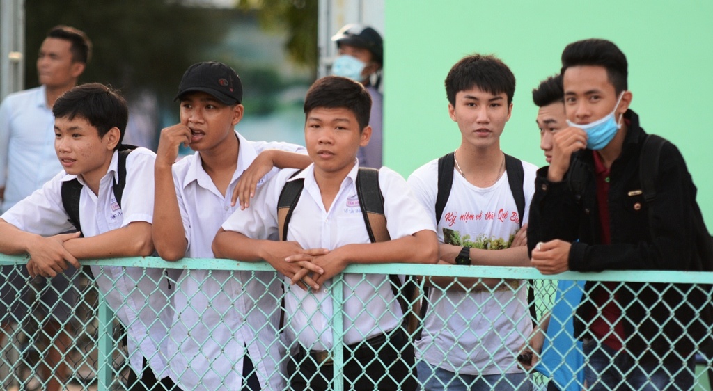 Fan nữ vây HAGL chiều 24/2 ảnh 4 Fan nu vay HAGL chieu 24/2 anh 4