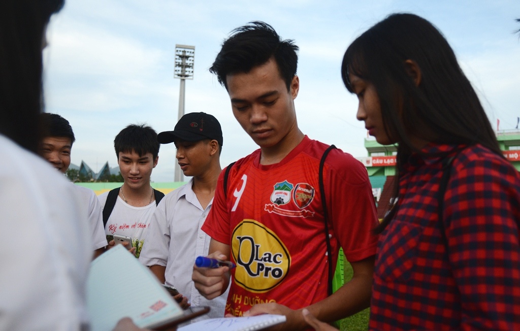 Fan nữ vây HAGL chiều 24/2 ảnh 5 Fan nu vay HAGL chieu 24/2 anh 5