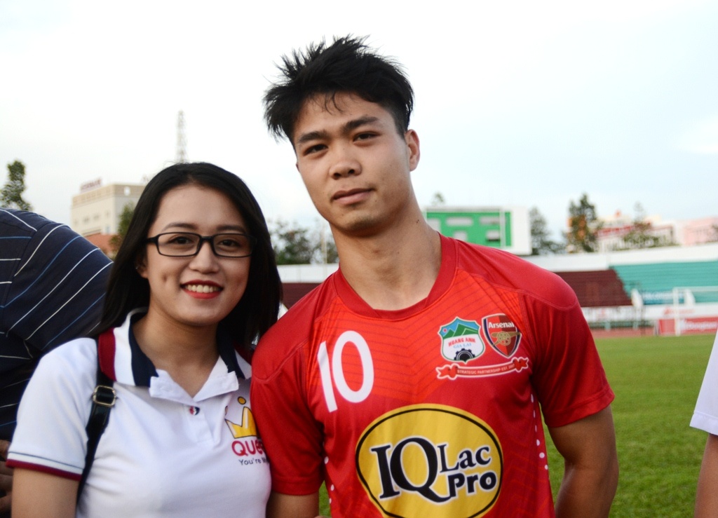 Fan nữ vây HAGL chiều 24/2 ảnh 6 Fan nu vay HAGL chieu 24/2 anh 6