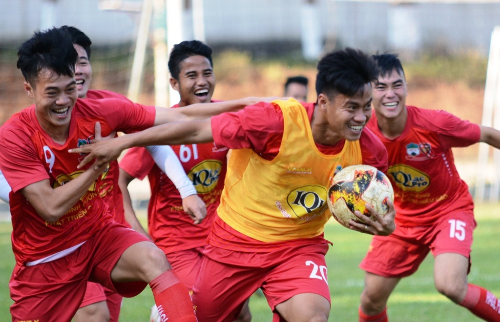 HAGL thoai mai choi bong nem truoc tran gap TP.HCM hinh anh