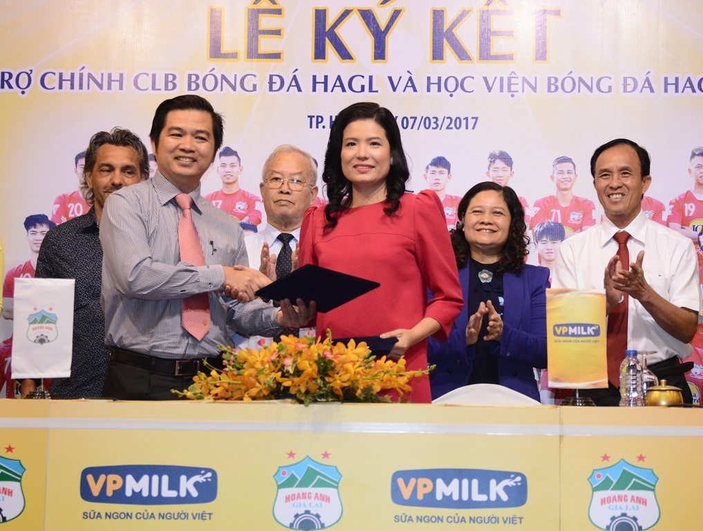 Doi bong bau Duc co nha tai tro moi tri gia 50 ty dong hinh anh