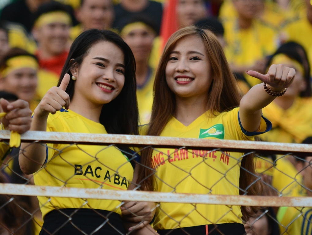 Fan nu SLNA phu vang san Thong Nhat hinh anh