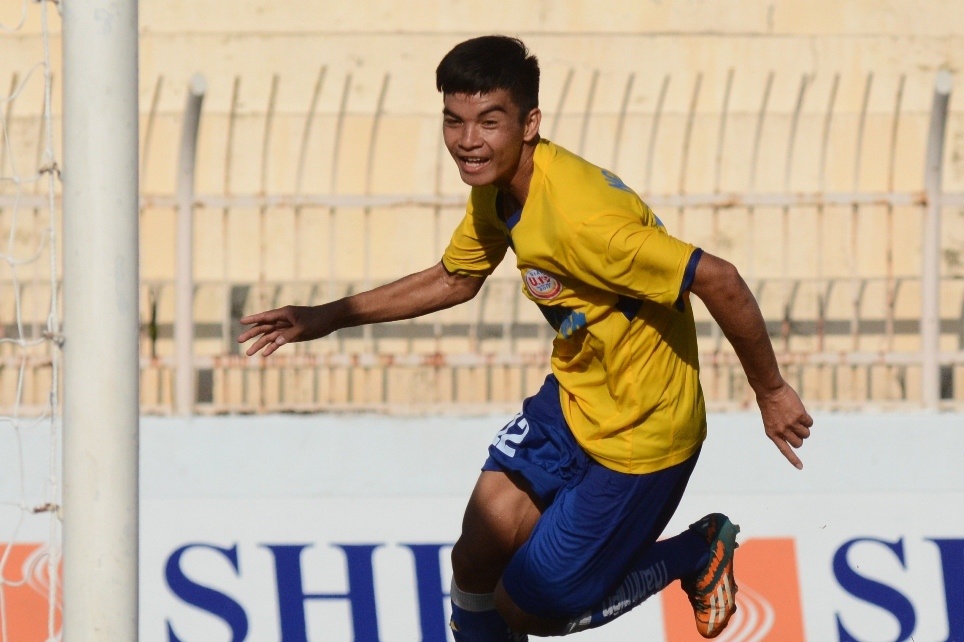 Doi bong tre cua bau Hien day PVF va SLNA vao the tranh dua hinh anh