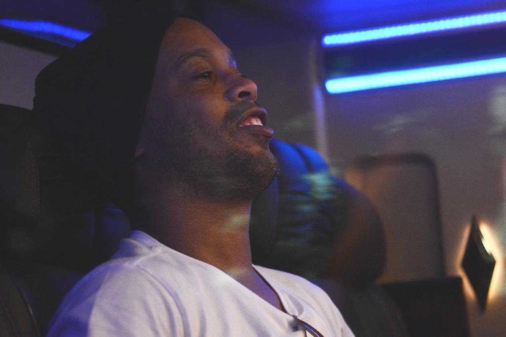 Ronaldinho dat chan den Viet Nam hinh anh