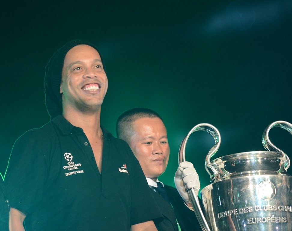 Ronaldinho phan khich khi ruoc Cup Champions League hinh anh