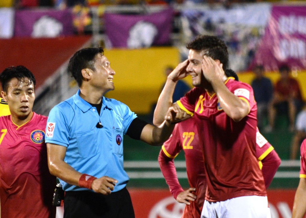 CLB Sai Gon mat oan ban thang truoc Thanh Hoa vi trong tai hinh anh