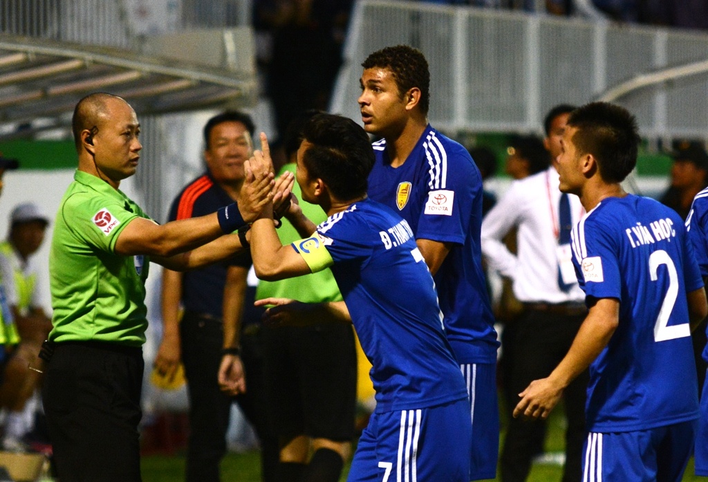 Long An cham dut chuoi tran thua nho qua penalty gay tranh cai hinh anh