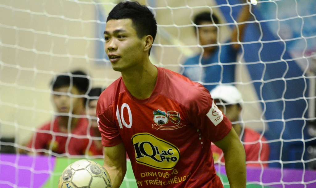 Cong Phuong lam thu mon thi dau voi hoc sinh khiem thi hinh anh