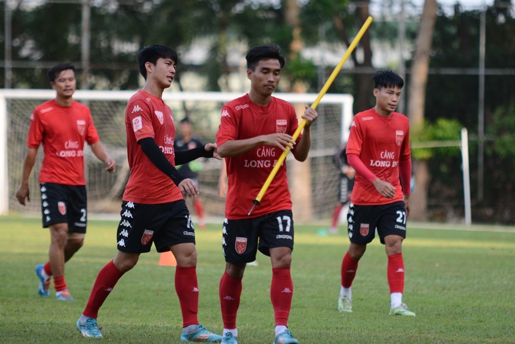 Mot phan buoi tap cua CLB Long An chieu 24/4 hinh anh