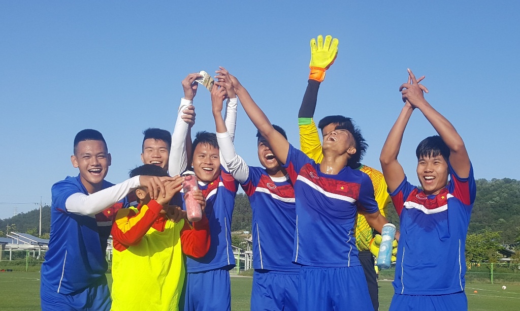 HLV U20 Viet Nam treo tien thuong de khich le hoc tro hinh anh
