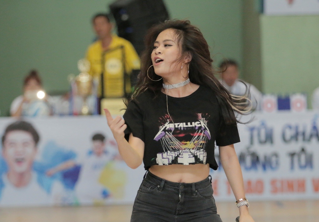 Hoang Thuy Linh trinh dien boc lua o chung ket futsal VUG 2017 hinh anh