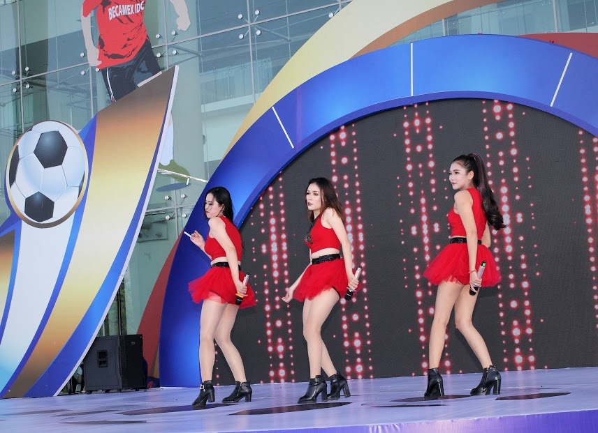 Giai bong da thanh pho moi Binh Duong anh 1