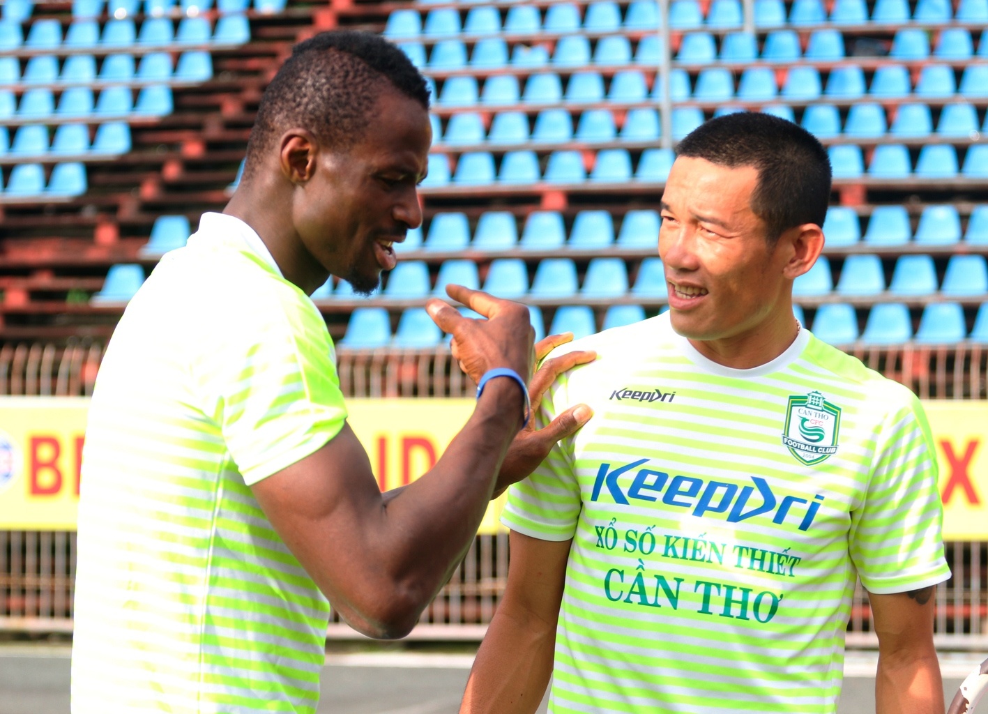 ​ CLB Can Tho tim duong tru hang bang ngoai binh cao gan 2 m hinh anh