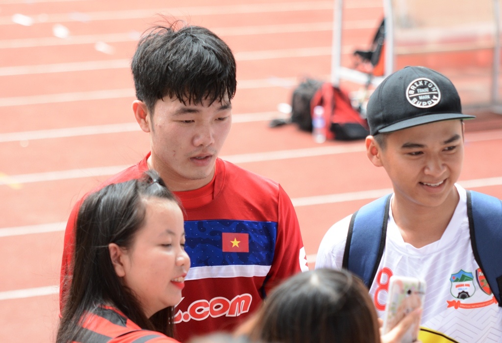 Xuan Truong than thien voi fan o ngay dau tap trung hinh anh