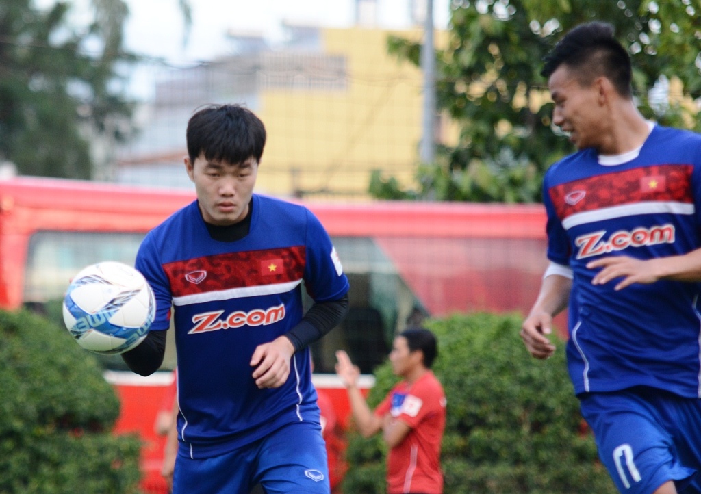 Cac cau thu Viet Nam tap bong nem chieu 7/6 hinh anh