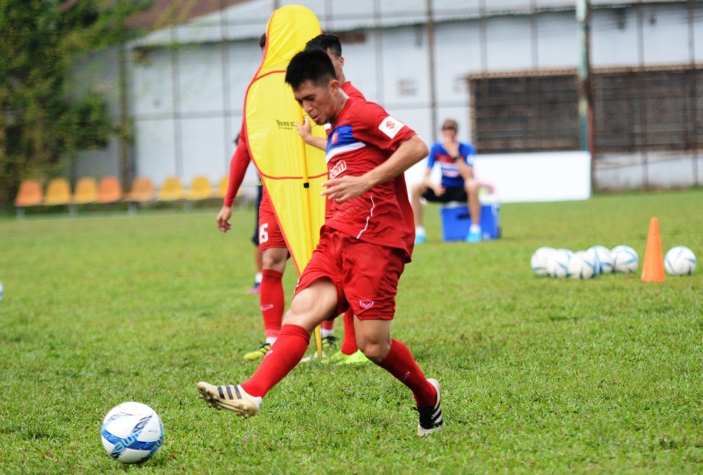 Cau thu Viet Nam tap sut sang 8/6 hinh anh