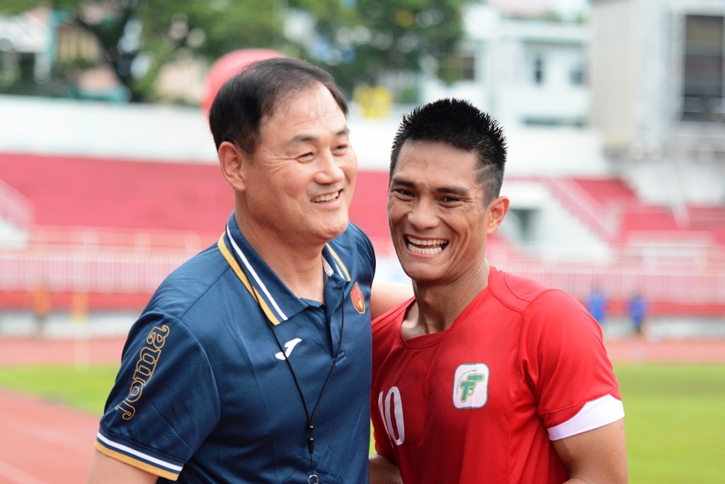 HLV Gangwon noi ve Xuan Truong anh 2