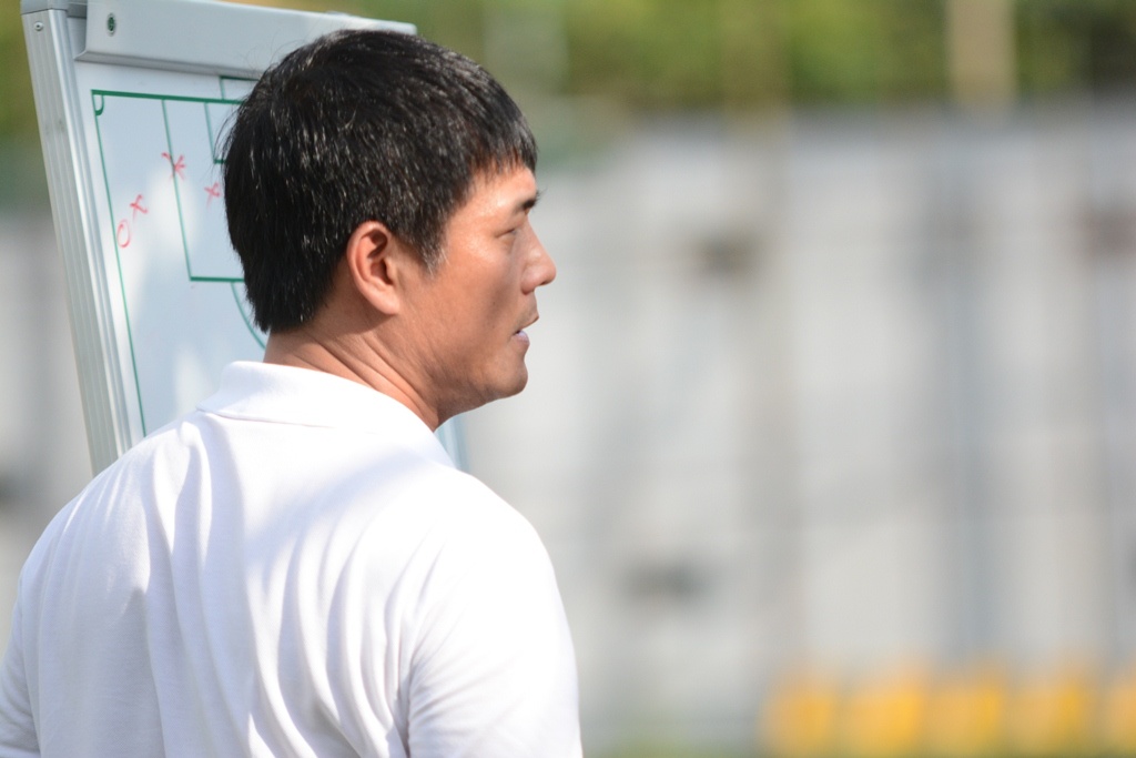 HLV Huu Thang chi dao cac cau thu Viet Nam o tran thua TP/HCM hinh anh