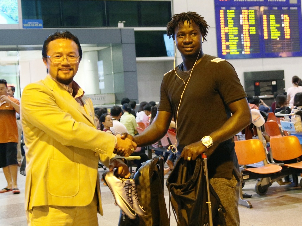 4 doi bong V.League muon chieu mo Abass hinh anh