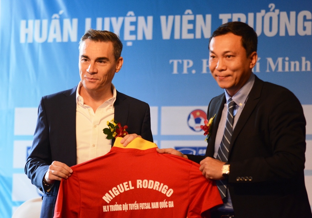 HLV Miguel Rodrigo ra mat truyen thong anh 1
