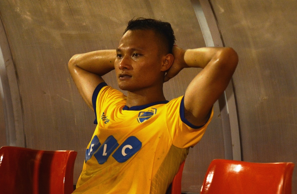 Cau thu Thanh Hoa om dau tiec nuoi vi khong the danh bai TP.HCM hinh anh