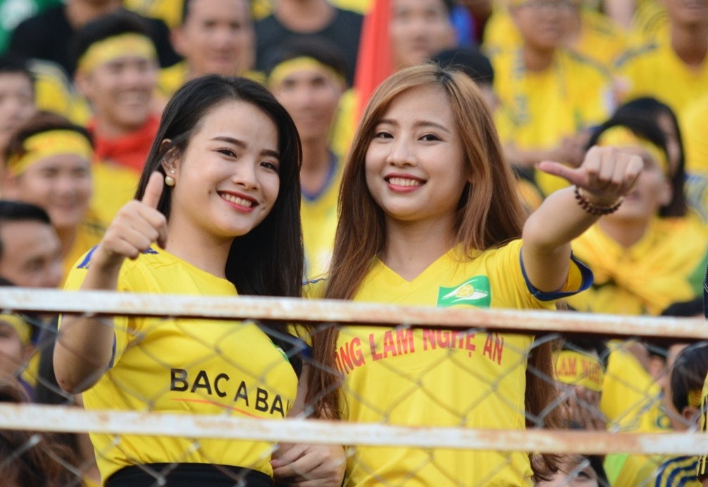 CDV SLNA tang qua dac biet cho Le Cong Vinh hinh anh