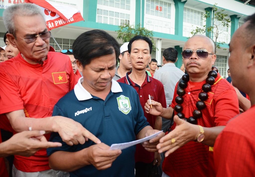 CDV Hai Phong cai nhau voi BTC san Can Tho de mang co co vu hinh anh