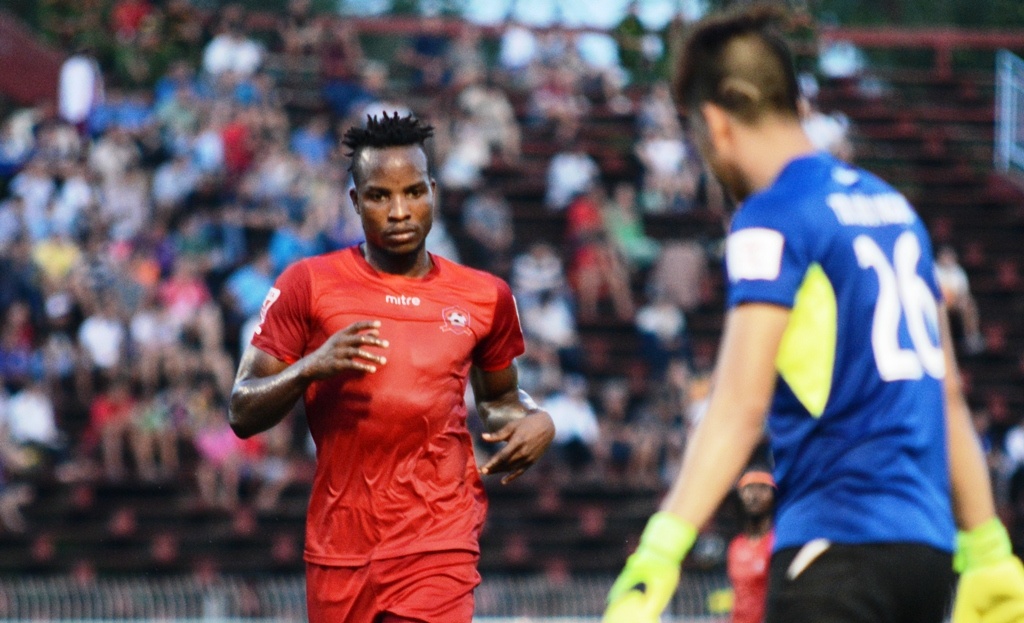 HLV Can Tho buc xuc vi tran dau bi gian doan 30 phut hinh anh