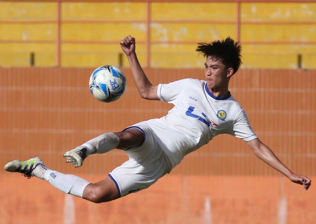 Doi bong tre cua bau Duc thang dam o giai U17 quoc gia hinh anh