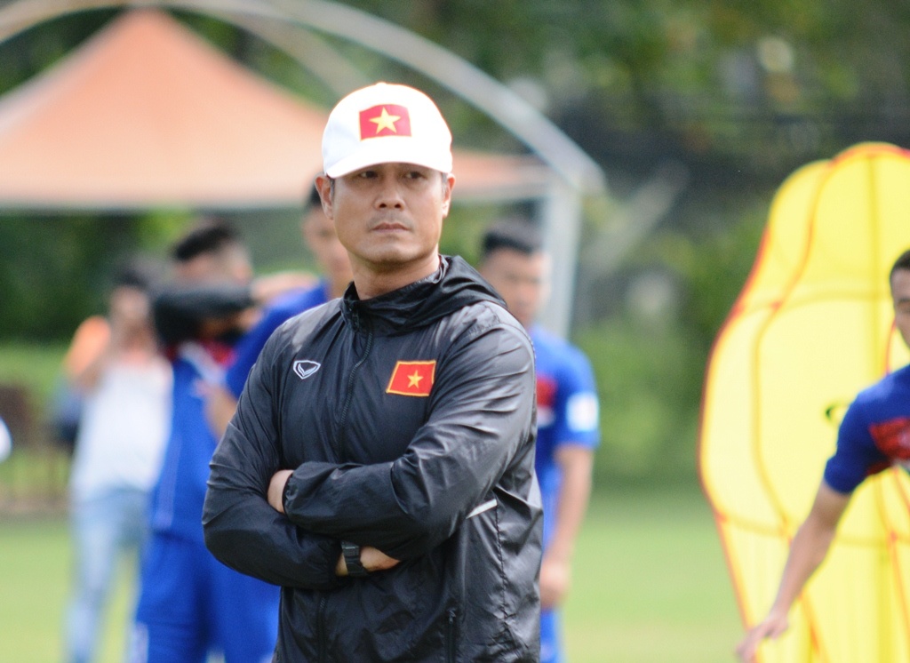 HLV Huu Thang dau dau tim san tap cho U22 Viet Nam hinh anh