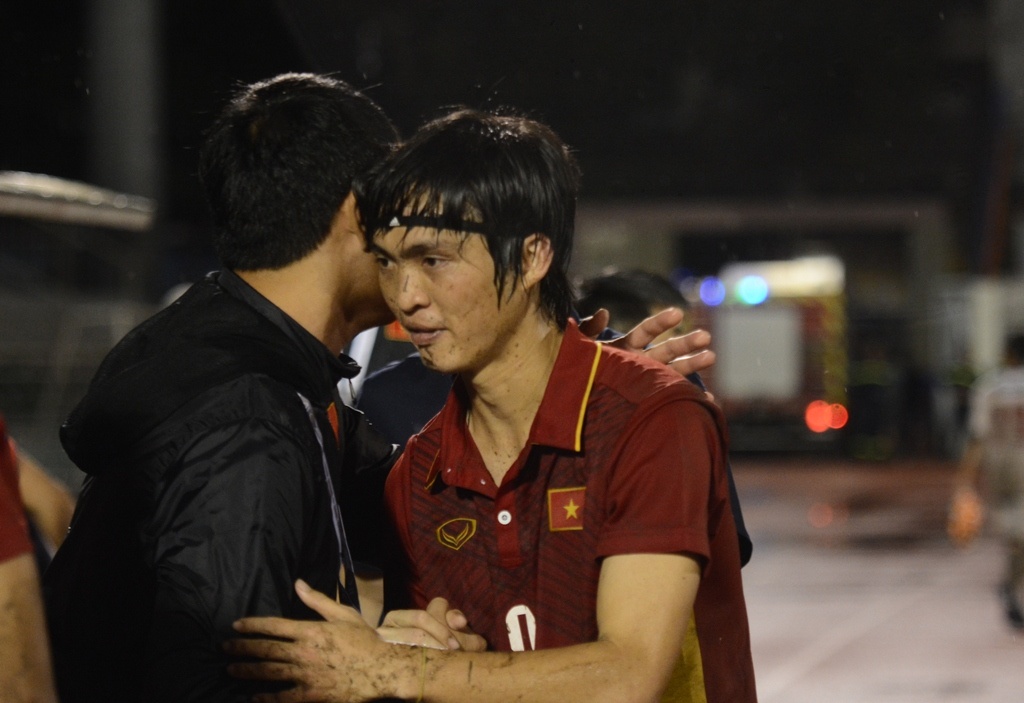 Tuan Anh lam lem bun dat den chia vui cung HLV Huu Thang hinh anh