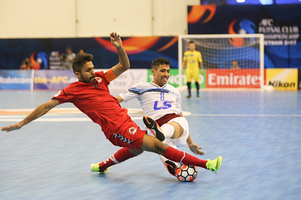 Thai Son Nam thang doi bong Qatar 6-1 hinh anh