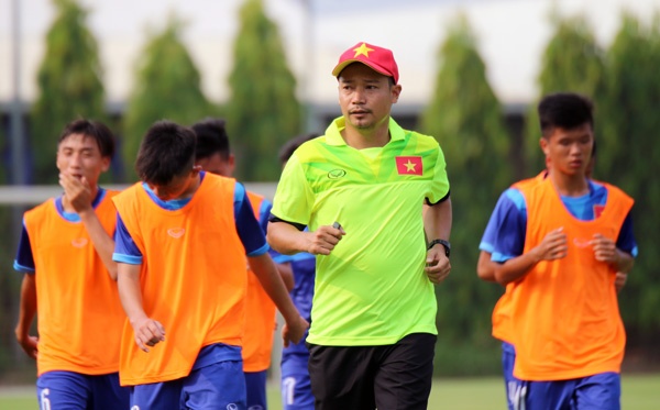 ​HLV U15 Viet Nam tuyen quan cho giai chau A hinh anh