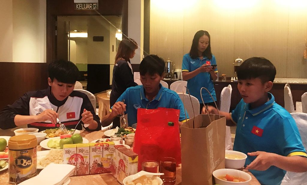 Tuyển nữ Việt Nam ăn ngon miệng ảnh 1 Tuyen nu Viet Nam an ngon mieng anh 1