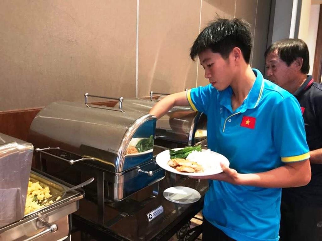 Bua an ngon mieng dau tien cua tuyen nu Viet Nam hinh anh