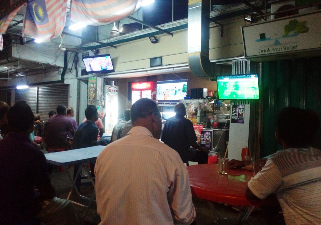 Nguoi dan Malaysia van tho o voi bong da SEA Games 29 hinh anh