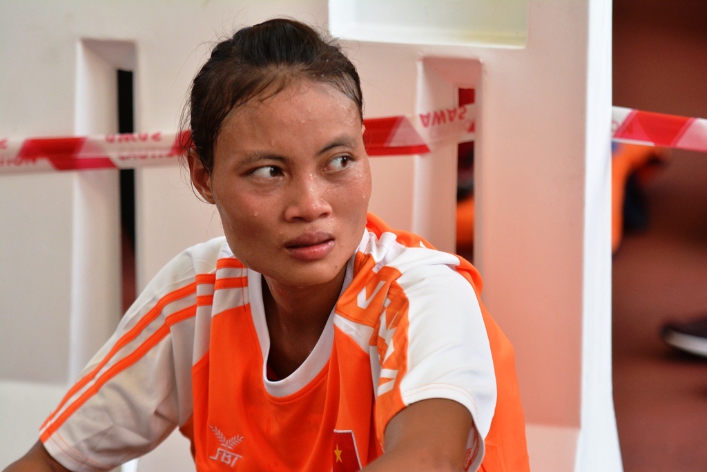 VDV di bo Viet Nam uc che vi doi thu Malaysia chay ve dich hinh anh