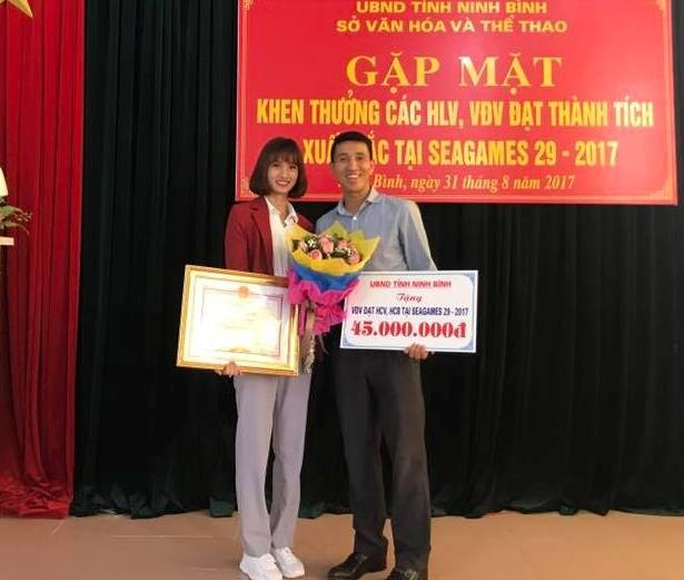 VDV dien kinh nhan khen thuong ngay sau SEA Games hinh anh