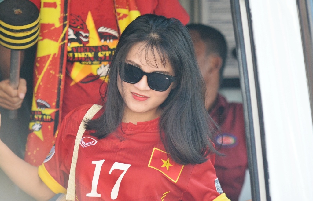 Co dong vien thue xe 'tiep lua' tuyen Viet Nam o Campuchia hinh anh