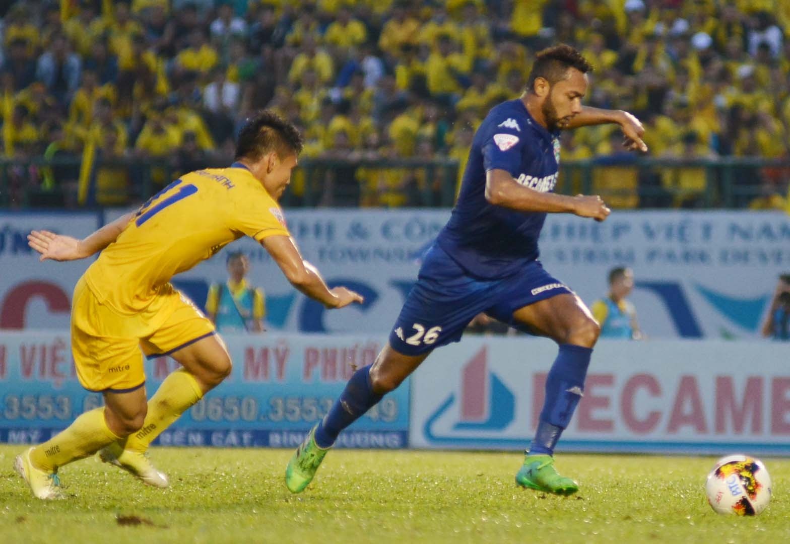 Tran Binh Duong vs SLNA chieu 19/9 anh 4