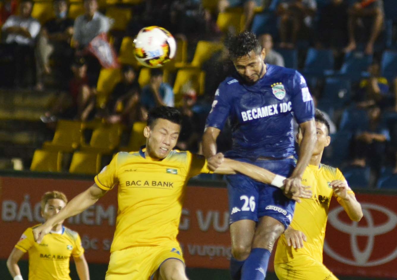 Tran Binh Duong vs SLNA chieu 19/9 anh 7