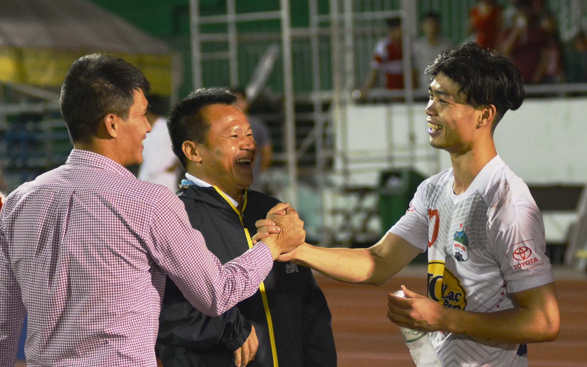 Cong Vinh bat tay voi Cong Phuong anh 4