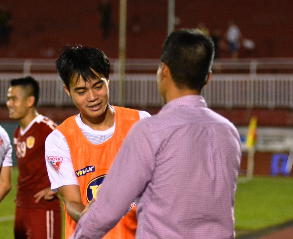 Cong Vinh bat tay voi Cong Phuong anh 6