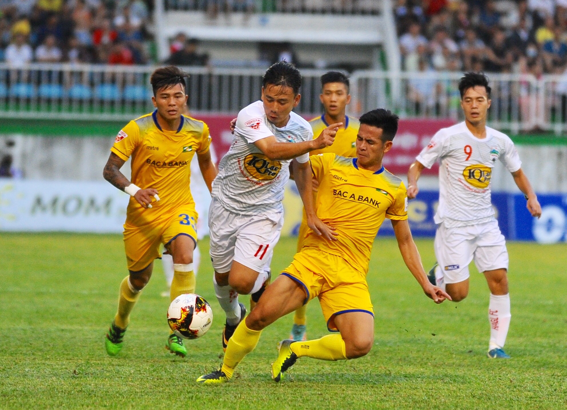 HAGL thua SLNA 0-2 chieu 14/10 anh 1