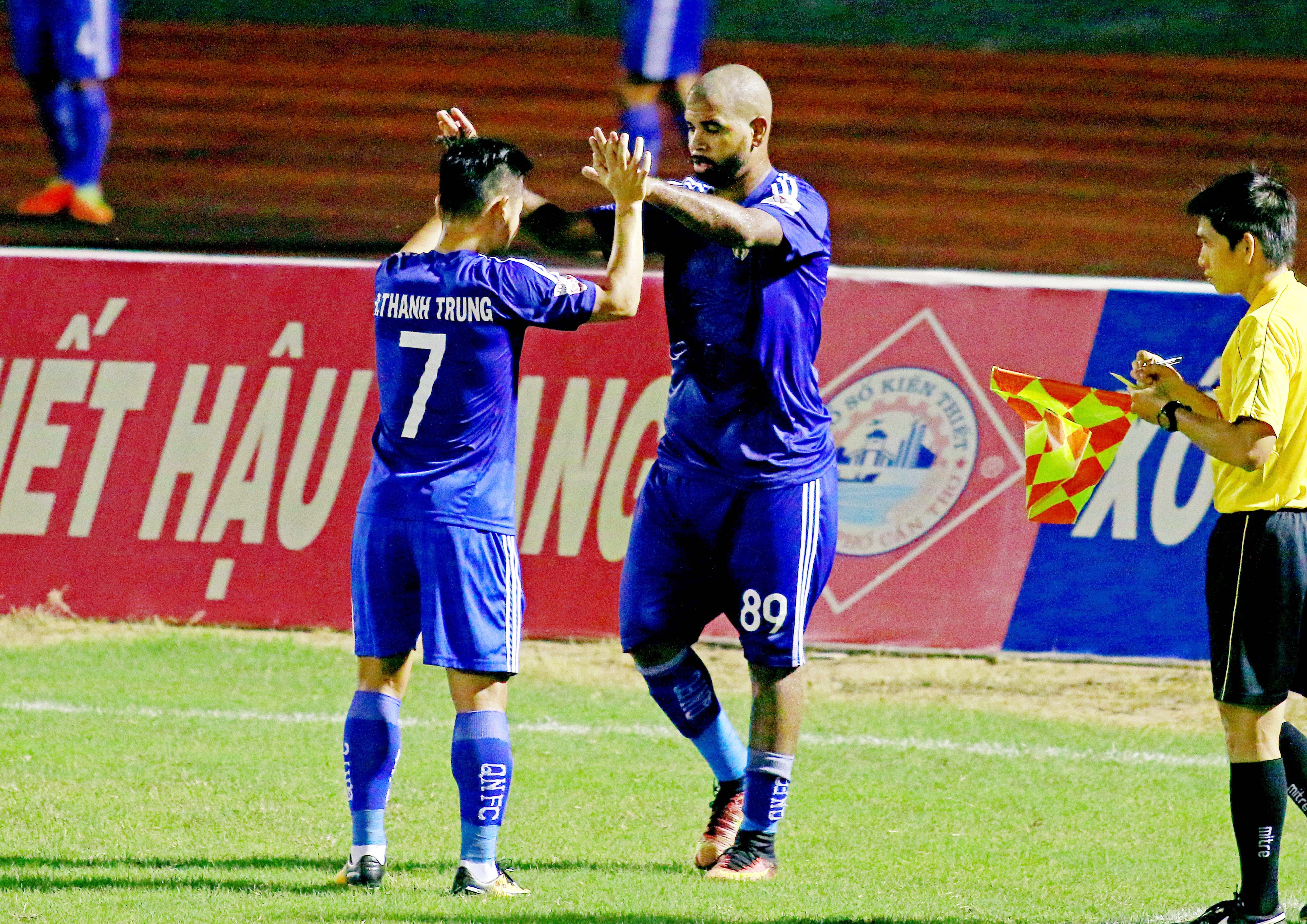 Tiep mach thang san khach, CLB Quang Nam chiem ngoi dau cua Thanh Hoa hinh anh