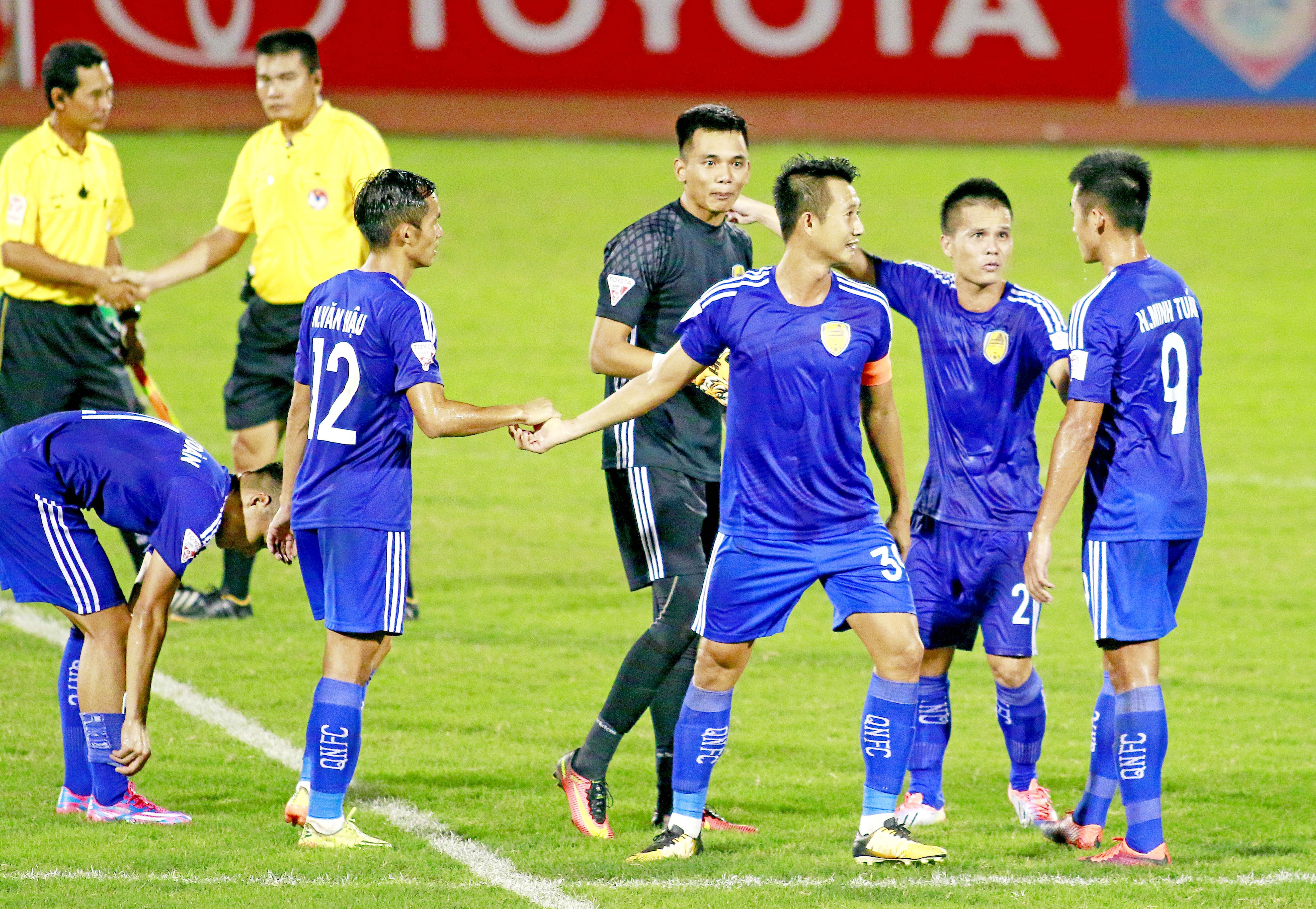 CLB Quang Nam len dan dau bang anh 9